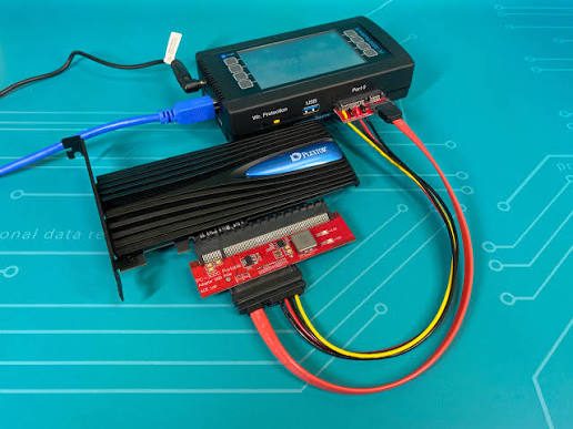 Station PC-3000 d'ACE Lab reliée à un SSD monté sur une carte adaptatrice.